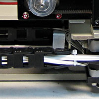 Professionell durchgeführte Reparatur eines Kabelbruch-defekten ABI 3100(-Avant) / 3130(xl) Autosamplers. Im Rahmen der Reparatur erneuern wir alle Kabel und Sensoren und ersetzen die fehleranfällige Kabelführung entlang von Führungsblechen mit einfachen Kabelbindern durch professionelle Schleppketten. Ein so reparierter Autosampler hält ein Sequencer-Leben lang und ist zudem deutlich günstiger als ein Neuteil.